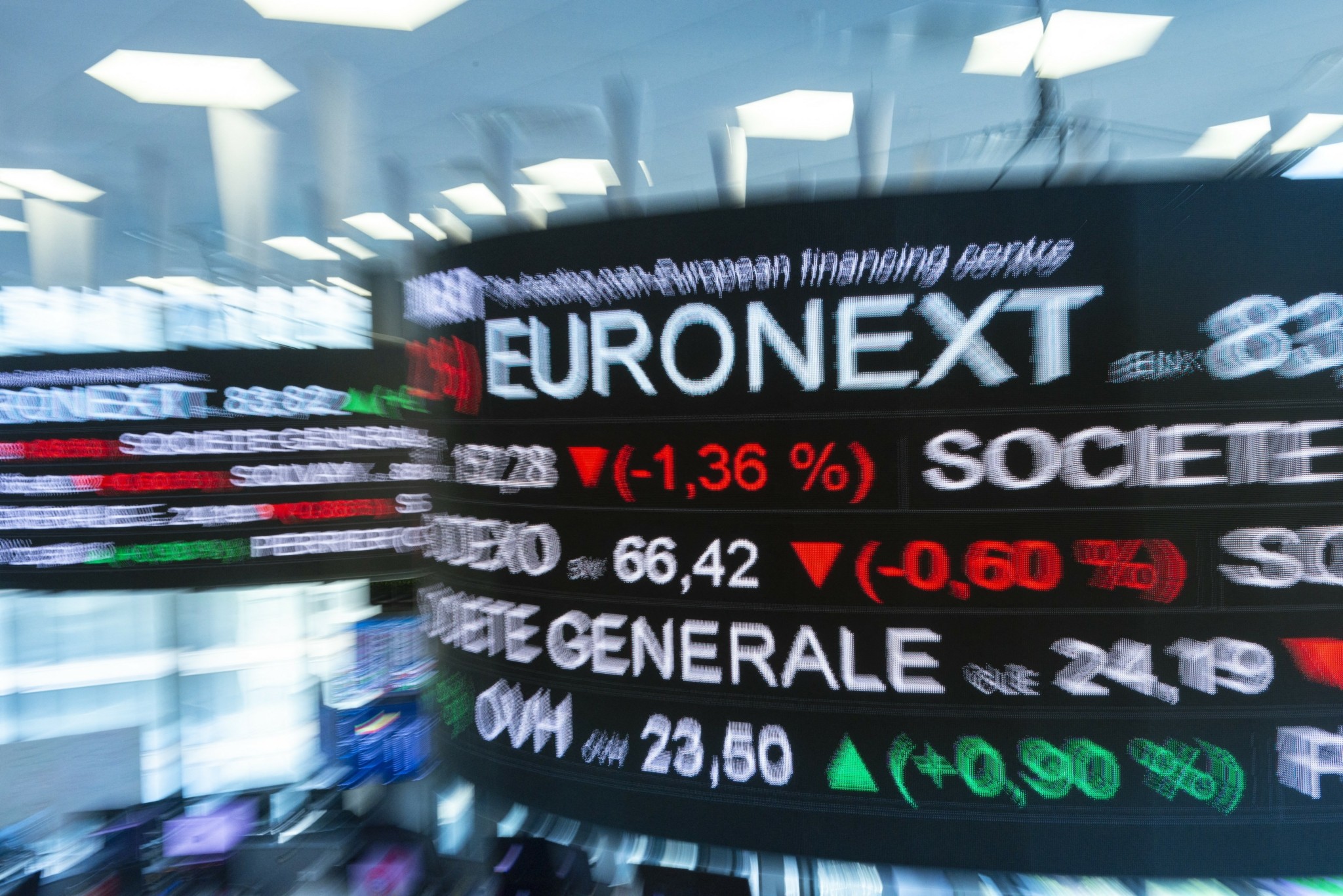 Άνοδος στα ευρωπαϊκά ταμπλό με το βλέμμα στη συνάντηση Τραμπ – Σι και την πολιτική κρίση στη Βρετανία