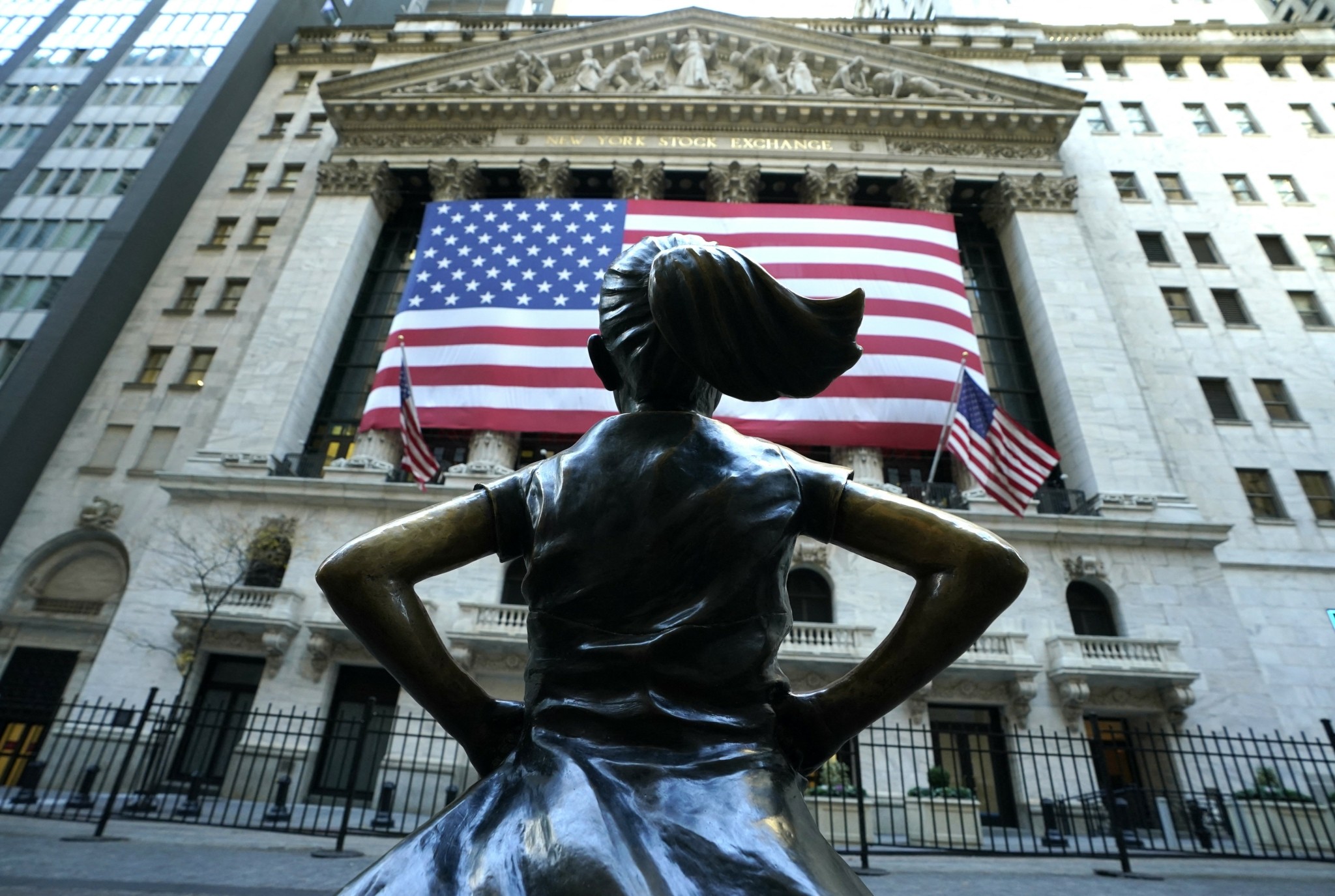 Wall Street: Εκρηκτικό ράλι μετά την εκεχειρία – Αλμα άνω του 2,5% στους δείκτες, +1.300 μονάδες για τον Dow
