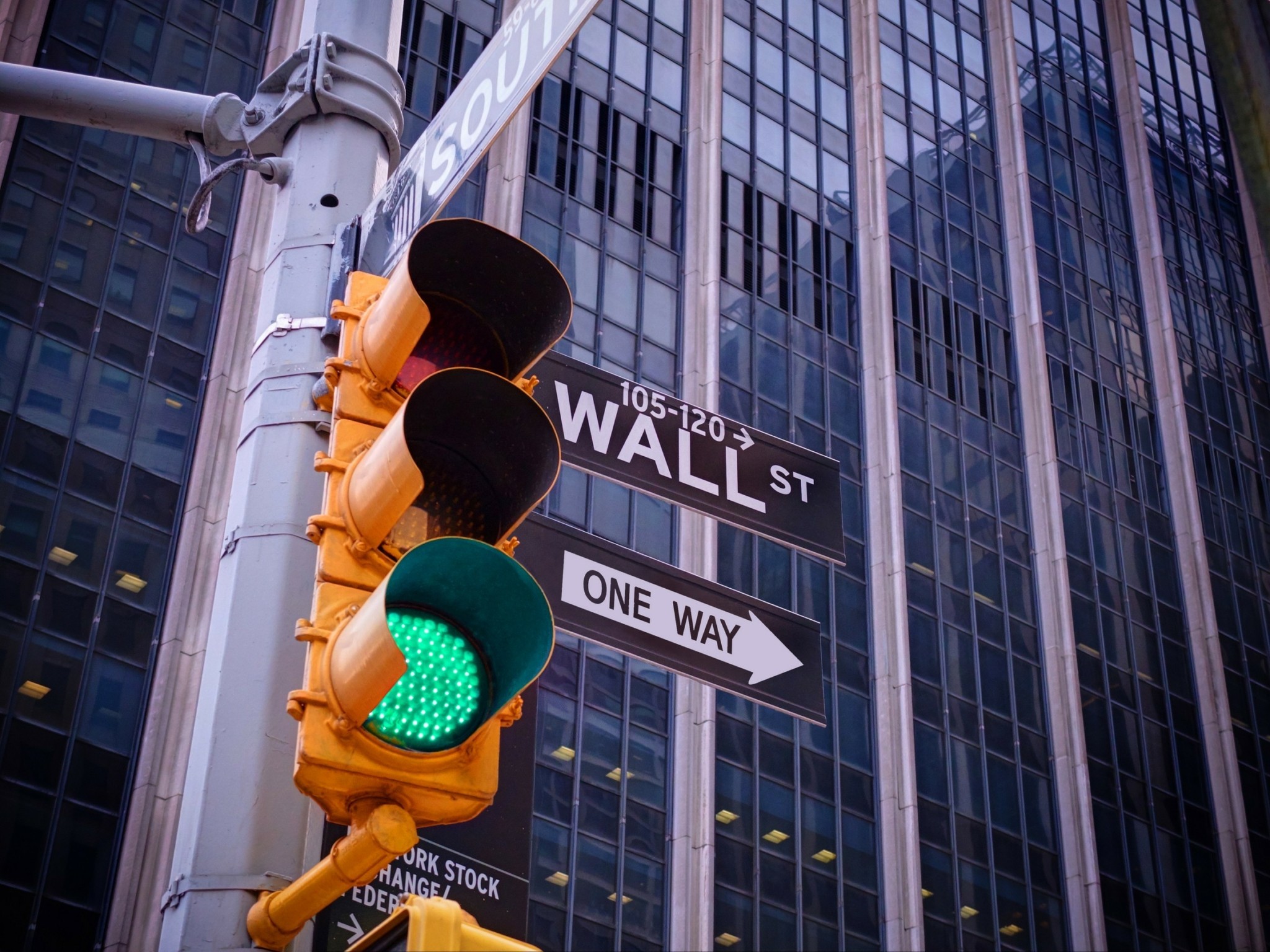 Wall Street: Η εκτίναξη της αγοράς στηρίζεται σε μόλις πέντε τεχνολογικές μετοχές – Εύθραυστη η βάση του ράλι