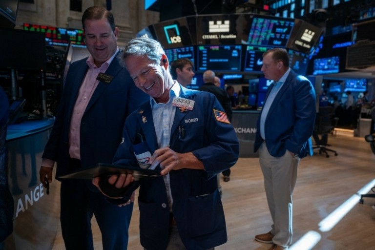 Wall Street: Το ράλι του Απριλίου κλιμακώθηκε με νέο διπλό ρεκόρ για S&P 500 και Nasdaq