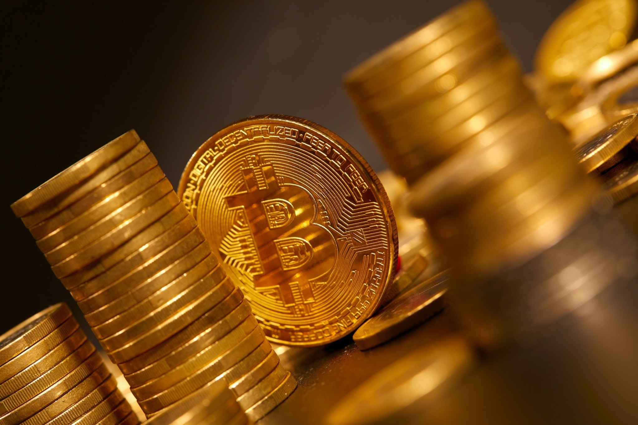 Bitcoin: Νέα πτώση κάτω από τα 105.000 δολάρια μετά το σοκ των ρευστοποιήσεων