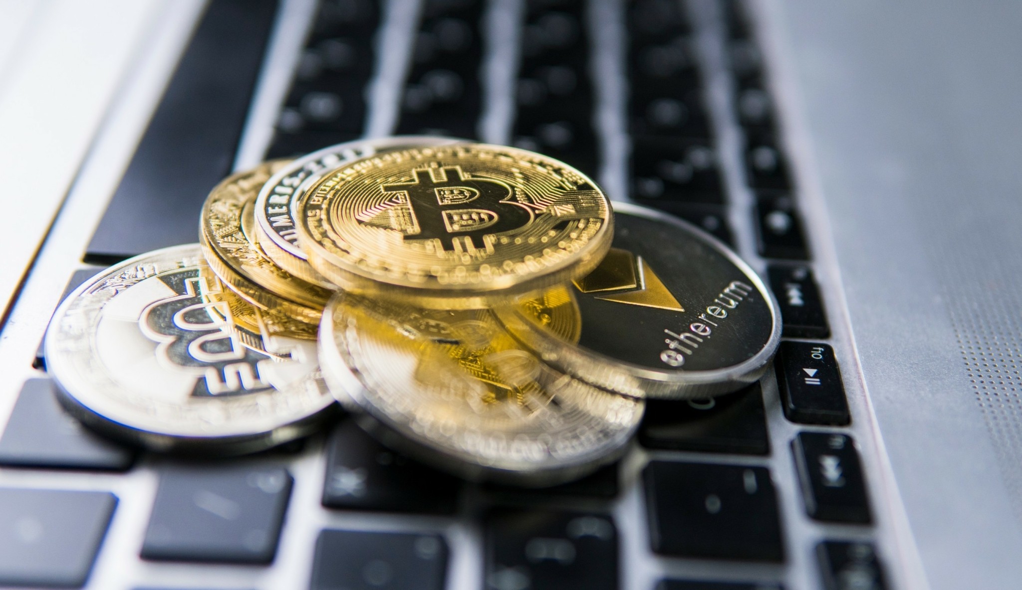 Σε κλοιό πιέσεων τα crypros: Bitcoin κάτω από τα $92.000 μετά τις απειλές Τραμπ για δασμούς, στροφή στα ασφαλή καταφύγια