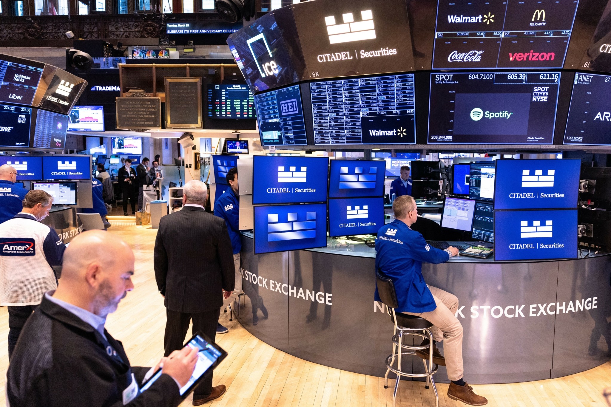 Wall Street: Εν αναμονή της Fed με σταθεροποίηση στους δείκτες και πιέσεις σε τράπεζες