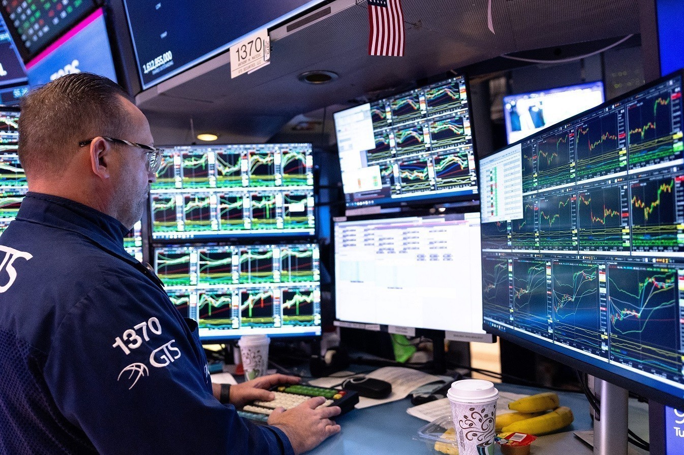 Wall Street: Κέρδη με φόντο τη Βενεζουέλα – Ώθηση από τις ενεργειακές και τις αμυντικές μετοχές