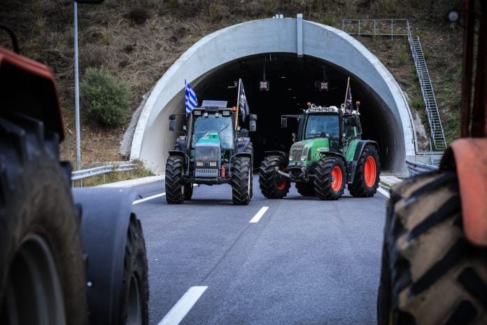 Αγροτικές κινητοποιήσεις: Σήμερα το τελικό πακέτο της κυβέρνησης – Τι θα γίνει με τα μπλόκα