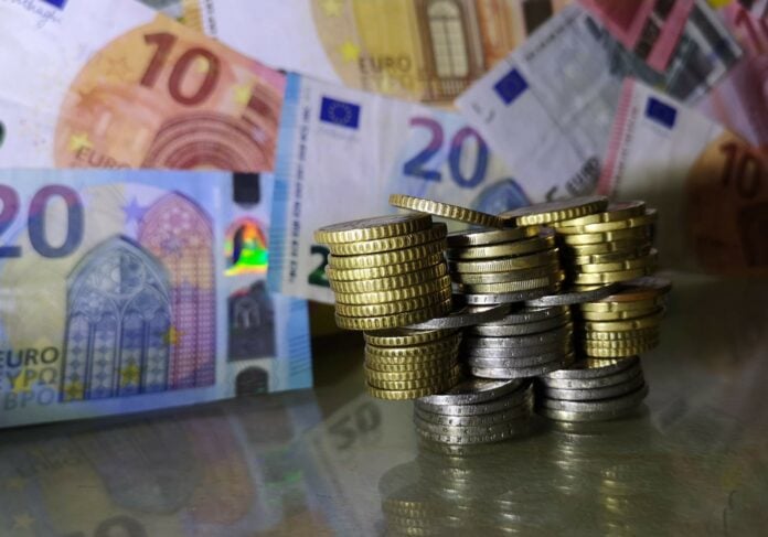 Διπλή φοροελάφρυνση το 2027 για πάνω από 400.000 αυτοαπασχολούμενους