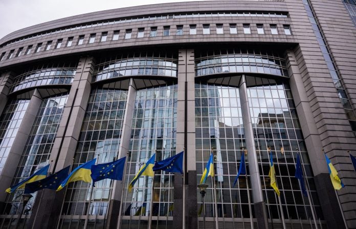 ΕΕ: Εκταμιεύτηκε η πρώτη δόση από τα 90 δισ. στην Ουκρανία – Άτοκο το δάνειο