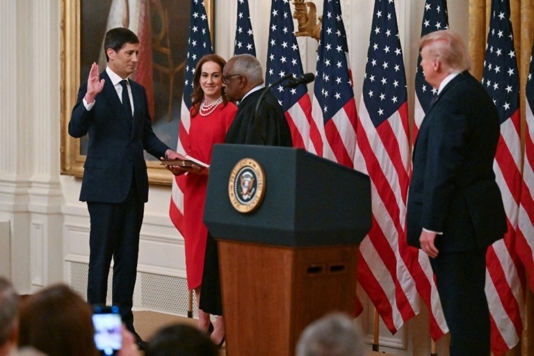 Federal Reserve: Ο Ντόναλντ Τραμπ όρκισε τον Κέβιν Γουόρς στην ηγεσία της Fed