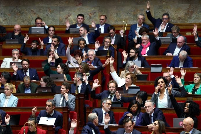 Γαλλία: Η Εθνοσυνέλευση απέρριψε τον «φόρο Ζικμάν» για τη φορολόγηση των υπερπλούσιων
