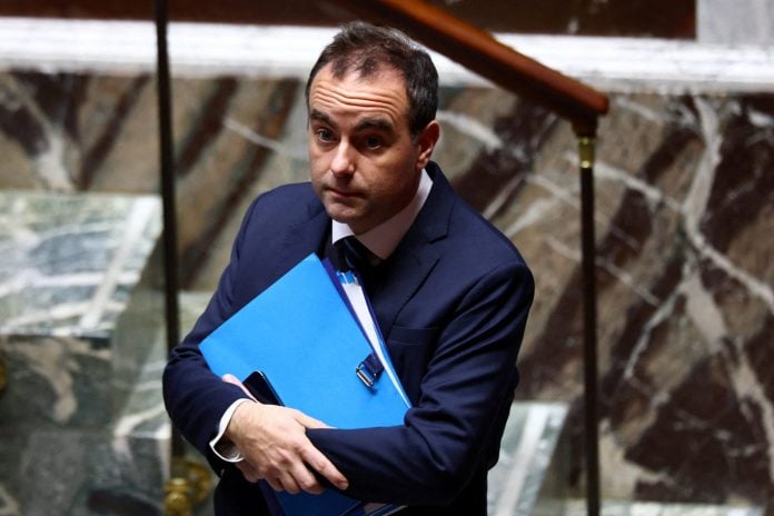 Η Γαλλία αποκτά προϋπολογισμό που δεν τον εγκρίνει κανείς – Στην τελική ευθεία για τη χρήση του άρθρου 49.3