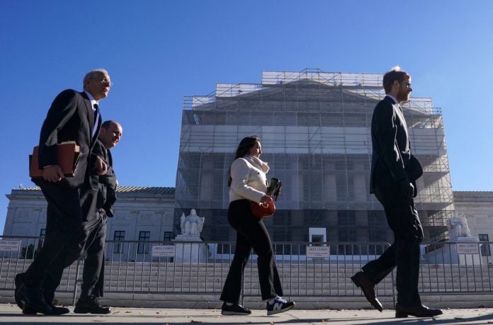 ΗΠΑ: Το Ανώτατο Δικαστήριο εξετάζει τη νομιμότητα των δασμών Τραμπ – Τι διακυβεύεται