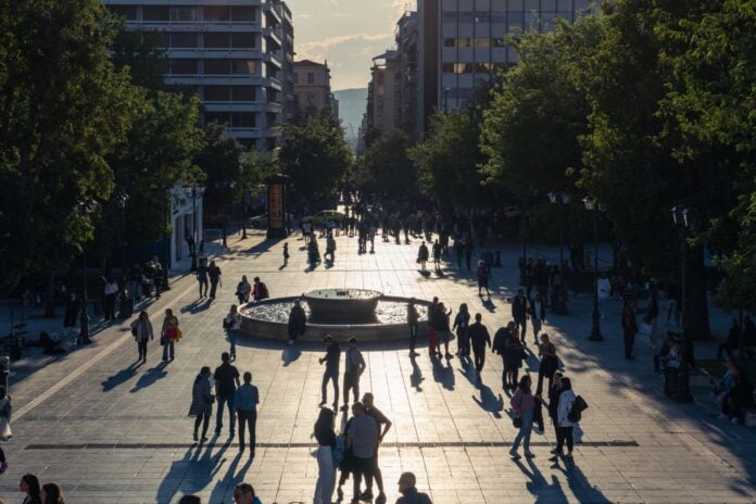Κατώτατος μισθός: Τα ορόσημα για τη νέα αύξηση και οι παράγοντες που θα την καθορίσουν