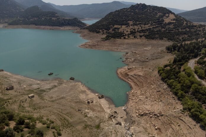 Νέα μέτρα για τη λειψυδρία, αλλά και «θολά» νερά