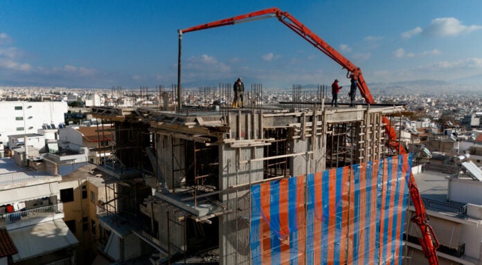 Οι δύο όψεις της οικοδομικής δραστηριότητας τον Οκτώβριο: Διψήφια αύξηση στις άδειες, μείωση σε επιφάνεια και όγκο