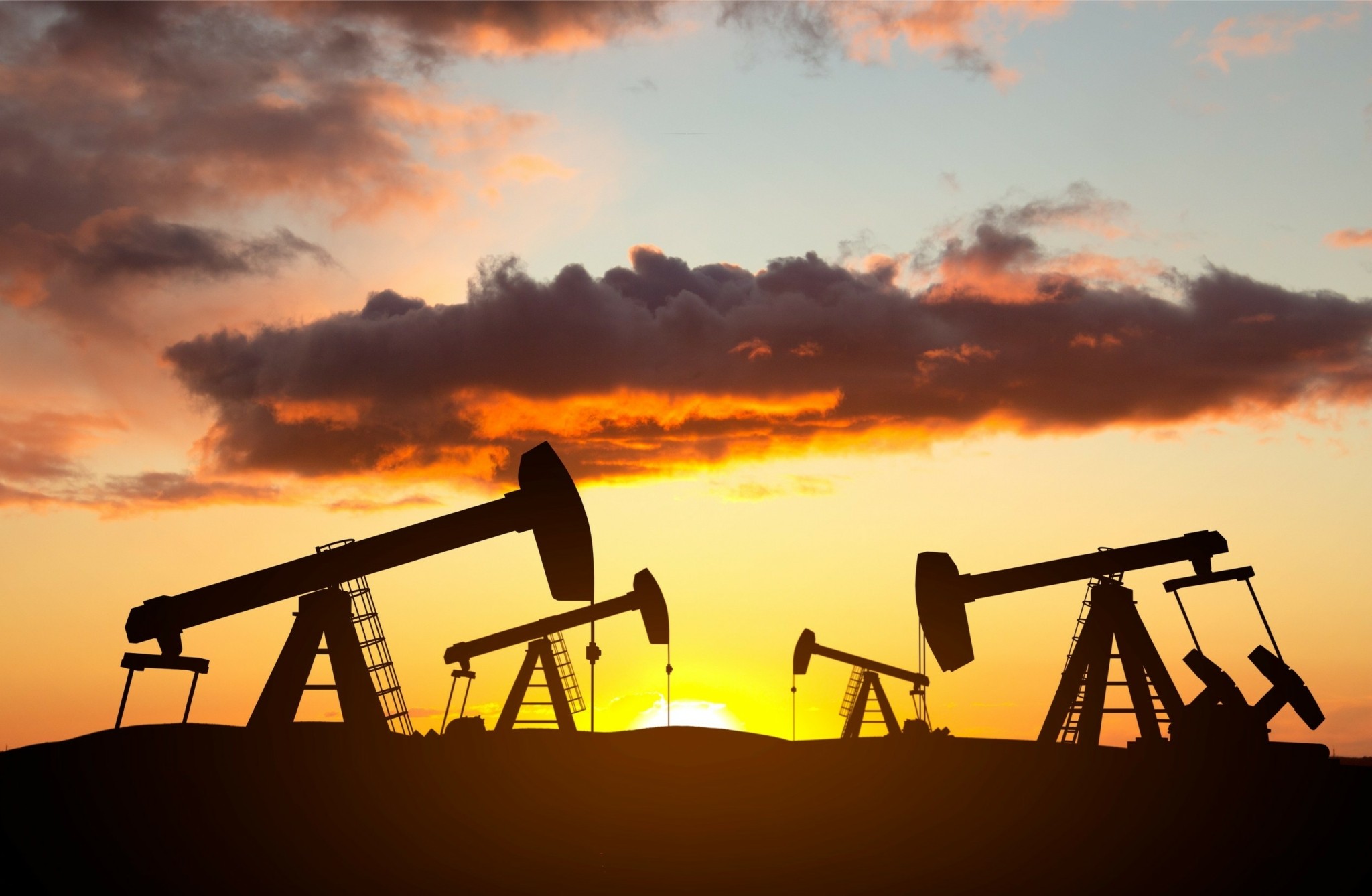 Πετρέλαιο: Εκρηκτική άνοδος του Brent τον Μάρτιο και ιστορικό ράλι του WTI πάνω από τα 100 δολάρια