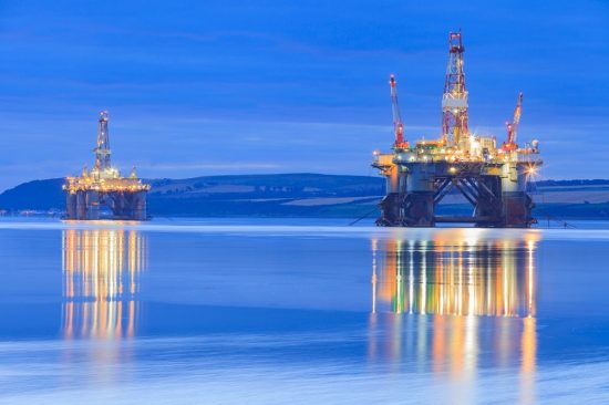 Πετρέλαιο: Εκρηκτική εβδομαδιαία άνοδος 35% στο WTI και 28% στο Brent εν μέσω κρίσης στα Στενά του Ορμούζ