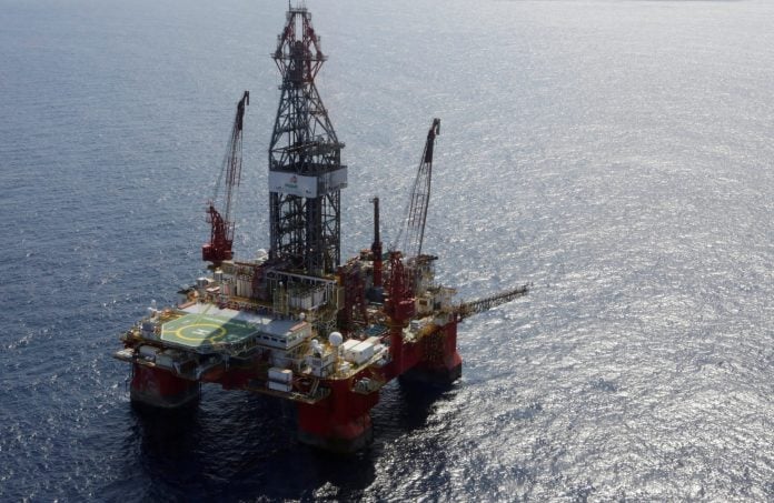 Πτώση για το πετρέλαιο λόγω ισχυρότερου δολαρίου και ανησυχιών για υπερπροσφορά