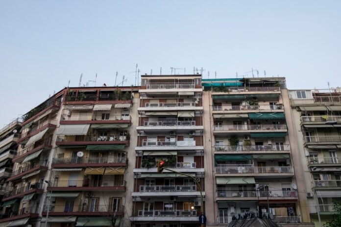 «Σήματα καπνού» για την ανακαίνιση κτιρίων – Δύο νέες διαδικασίες επί παραβάσει από την Κομισιόν