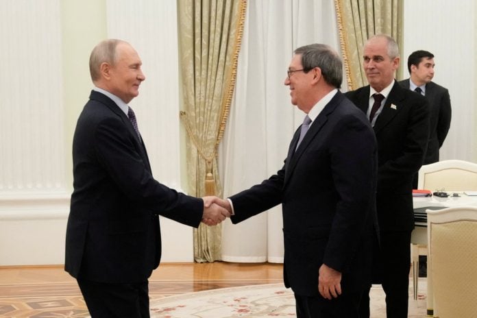 Συνάντηση Πούτιν με τον ΥΠΕΞ Κούβας στη Μόσχα: «Απαράδεκτες» οι νέες κυρώσεις των ΗΠΑ
