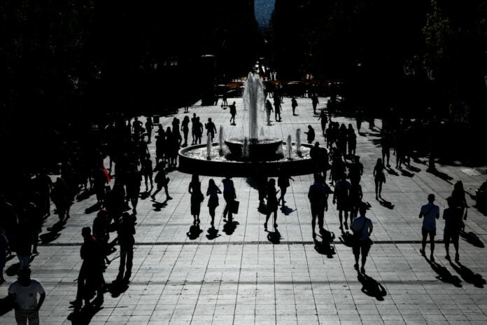 Το ανθρώπινο δυναμικό στην Ελλάδα από τη Μεταπολίτευση έως το 2024: Η μείωση της απασχόλησης σε πρωτογενή και δευτερογενή τομέα και η στροφή στις υπηρεσίες
