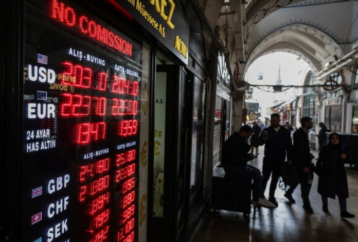 Τουρκία: Η ασφυκτική πίεση στη λίρα έφερε μεγάλη ρευστοποίηση αμερικανικών ομολόγων