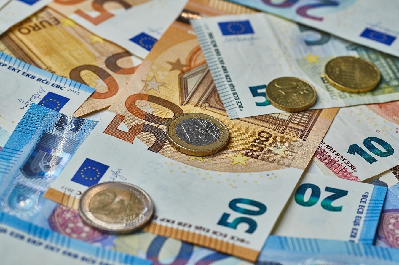 Υποχωρεί 0,4% έναντι του δολαρίου το ευρώ – Στο χαμηλότερο επίπεδο από τον Αύγουστο 2025