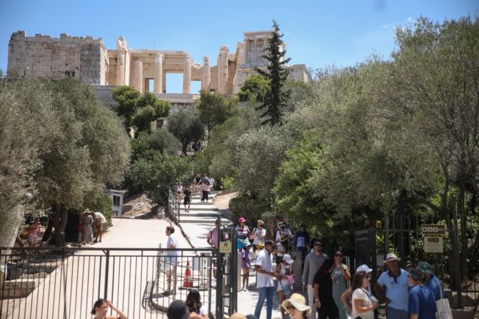 ΙΝΣΕΤΕ: Ο τουρισμός «πετάει» αλλά η μέση διάρκεια παραμονής έχει μειωθεί στις 6,1 διανυκτερεύσεις – Πού οφείλεται, οι αγορές που οδήγησαν την αύξηση των εισπράξεων το 2025
