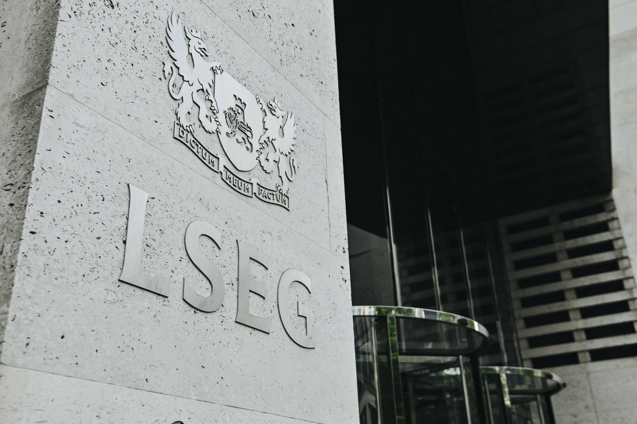 Ήπιες μεταβολές στις ευρωπαϊκές αγορές – Δεύτερο σερί ρεκόρ για τον FTSE 100