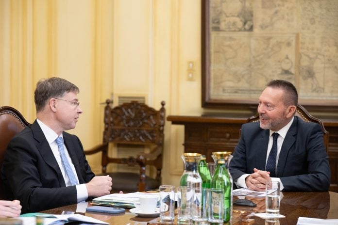 Ντομπρόφσκις μετά τη συνάντηση με τον Στουρνάρα: Η Ελλάδα εξήλθε ισχυρότερη από την πανδημία της COVID-19