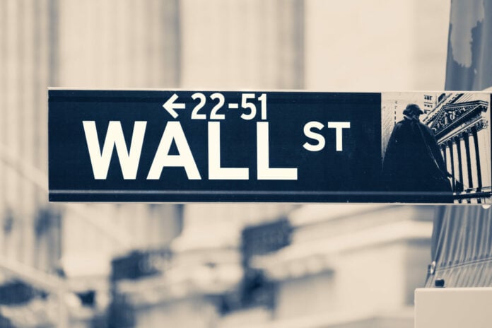 Σε κλοιό πιέσεων η Wall Street, έκλεισε πτωτικά