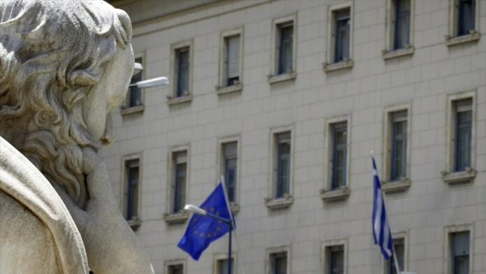 ΤτΕ: «Κίτρινο-πορτοκαλί» για την οικονομία – Το Heatmap των κινδύνων δείχνει πίεση σε δάνεια και ακίνητα