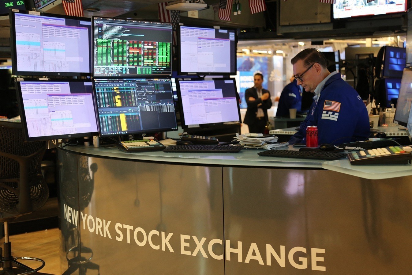 Wall Street: Συγκρατημένες κινήσεις μετά το ρεκόρ του Dow Jones – «Βουτιά» για τη Netflix