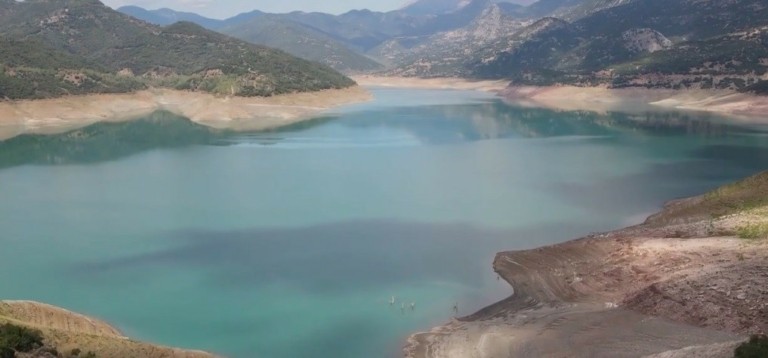 Λίμνη Μόρνου: Νέα υποχώρηση στην επιφάνεια της – Στα χαμηλότερα επίπεδα της 10ετίας το ετήσιο ύψος βροχής
