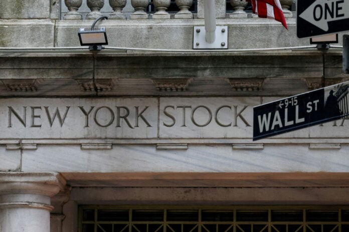Wall Street υπό πίεση: Oι τράπεζες «βούλιαξαν» και οι εμπορικές εντάσεις φούντωσαν την αναταραχή